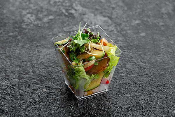 Салат с кальмаром фотография блюда