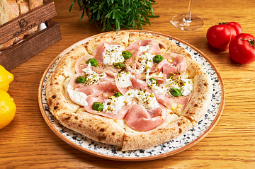 Пицца с мортаделлой и страчателлой фотография блюда
