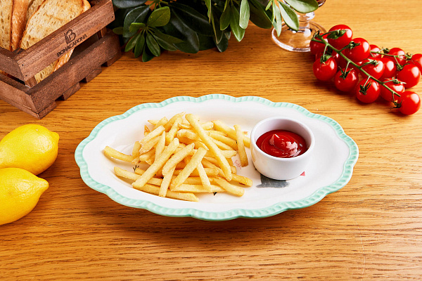 Картофель фри с кетчупом фотография блюда