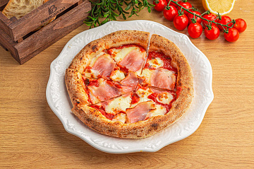 Пицца с ветчиной и сыром фотография блюда