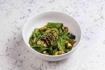 Зеленый салат с шисо фотография блюда